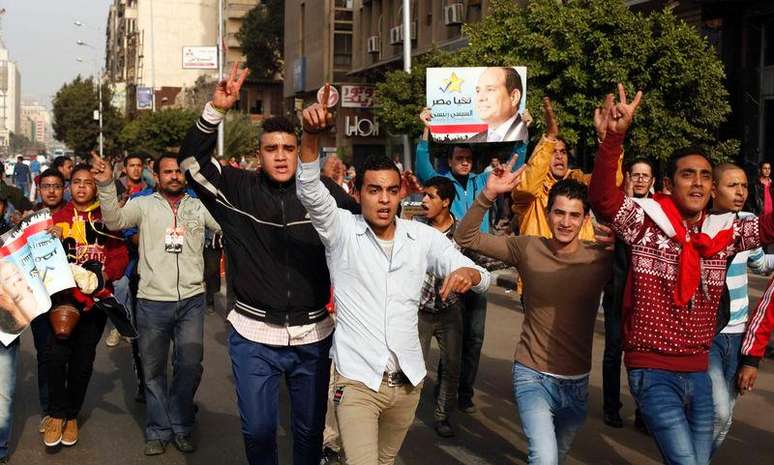 <p>Eg&iacute;pcios realizam protesto no Cairo em 25 de janeiro</p>