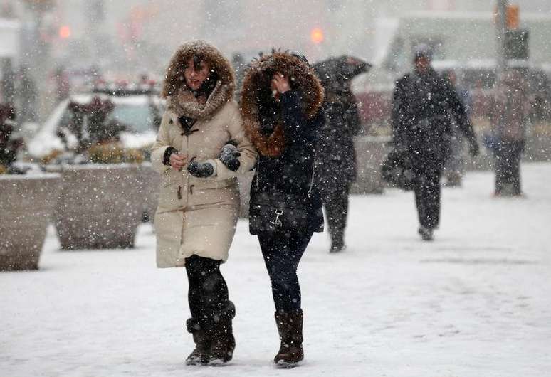 Pessoas caminham sob neve em Times Square, Nova York. 26/01/2015.