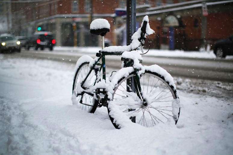 Nevasca em rua de Cambridge, Massachusetts. 24/01/2015