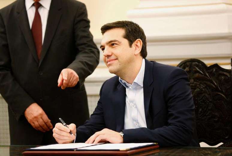 Alexis Tsipras, líder do partido Syriza,  assina documento que o nomeia premiê da Grécia, em Atenas, nesta segunda-feira. 26/01/2015