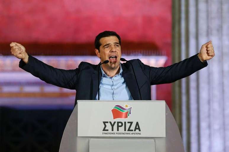 <p>L&iacute;der do partido de esquerda grego Syriza, Alexis Tsipras, discursa ap&oacute;s vit&oacute;ria em elei&ccedil;&atilde;o, em 25 de janeiro</p>