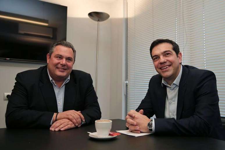 <p>L&iacute;der do partido de esquerda Syriza, Alexis Tsipras, recebe o l&iacute;der do partido de direita Gregos Independentes, Panos Kammenos, em Atenas</p>