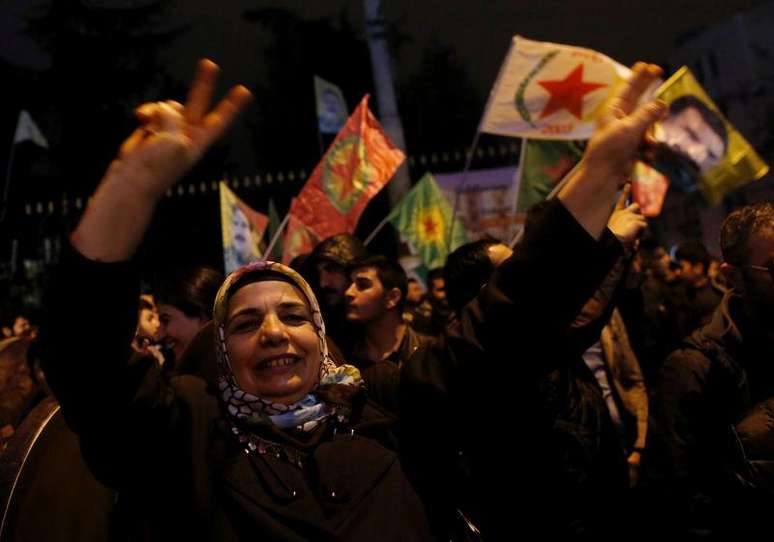 Manifestantes pró-curdos comemoram após forças curdas retomarem controle da cidade de Kobani. 26/01/2015.