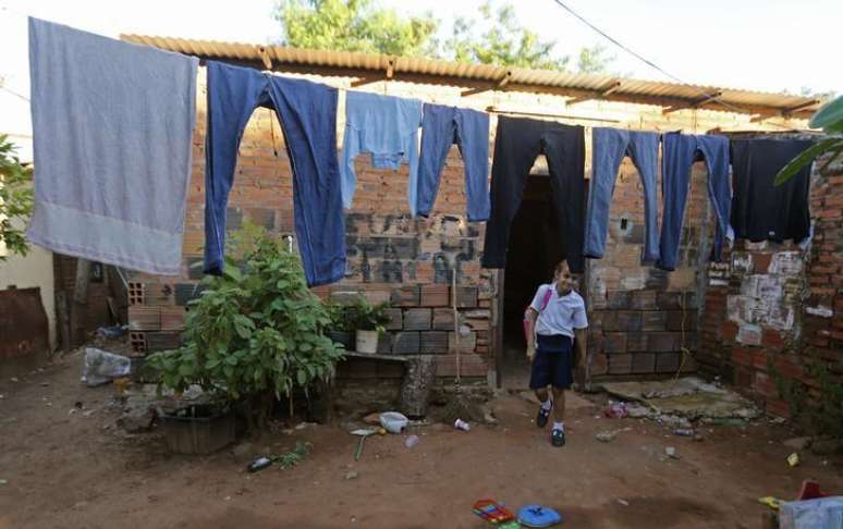 <p>Menina caminha sob as roupas no varal de sua casa em Lambare, pr&oacute;ximo a Assun&ccedil;&atilde;o, nesta imagem de arquivo de 2 de abril de 2014. O n&iacute;vel de pobreza na Am&eacute;rica Latina se mant&eacute;m desde 2012</p><p>&nbsp;</p>