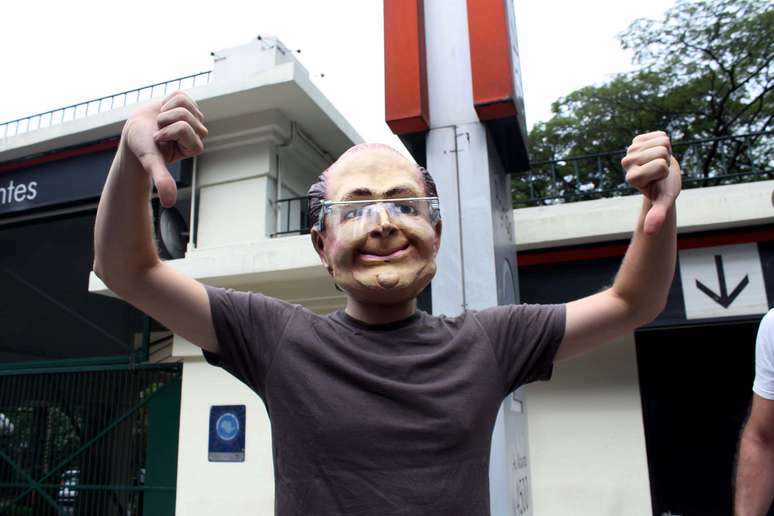 <p>Um dos manifestantes usou máscara com rosto do governador</p>