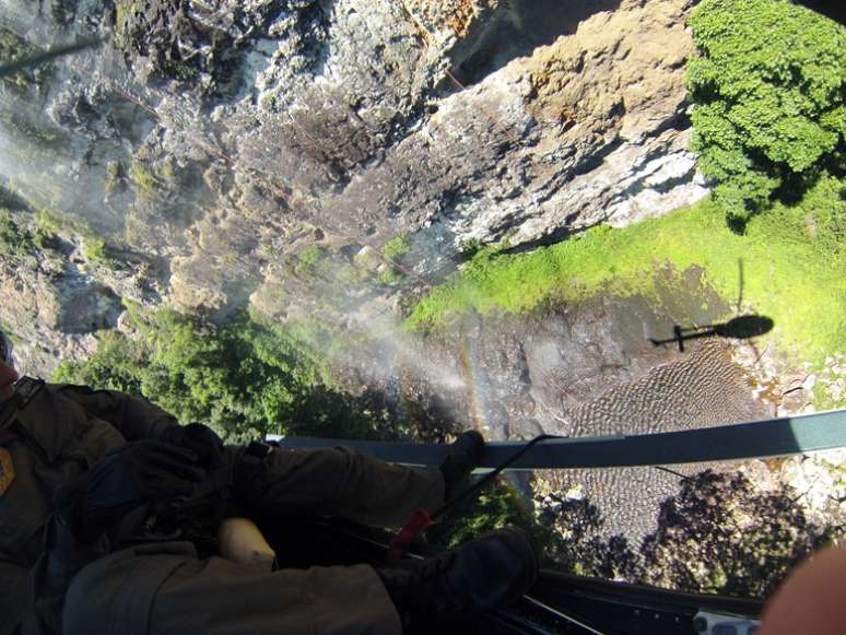 A polícia e os bombeiros tentam chegar ao local onde estão os corpos dos alpinistas mortos neste sábado