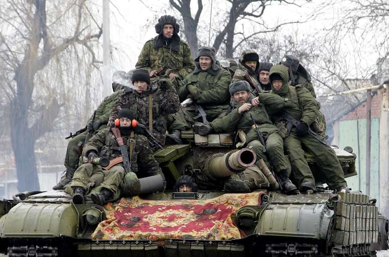 Separatistas dirigem um tanque nos arredores de Donetsk, em 22 de janeiro