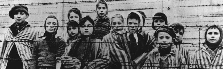 Crianças judias no momento da libertação de Auschwitz, o maior campo de concentração do regime nazista de Adolf Hitler