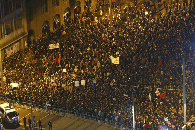 Manifestantes do Legida, o braço do Pegida em Leipzig, participam de ato em 21 de janeiro 