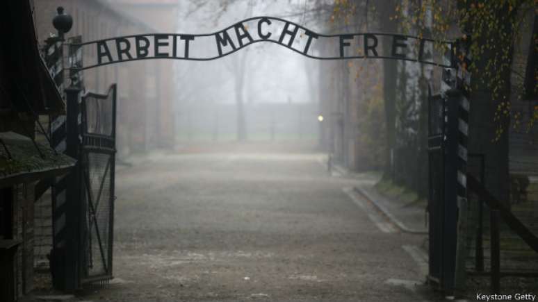 Estima-se que pelo menos 1,1 milhão de pessoas tenha morrido no campo de concentração de Auschwitz, libertado há 70 anos