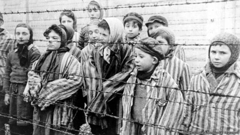  N&atilde;o h&aacute; n&uacute;mero oficial, mas se estima que apenas mil de 15 mil crian&ccedil;as enviadas a Auschwitz sobreviveram