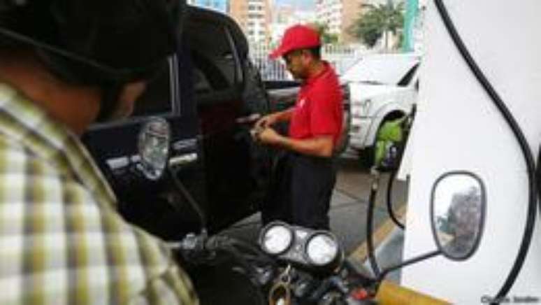 <p>Motoqueiro em posto de gasolina na Venezuela</p>