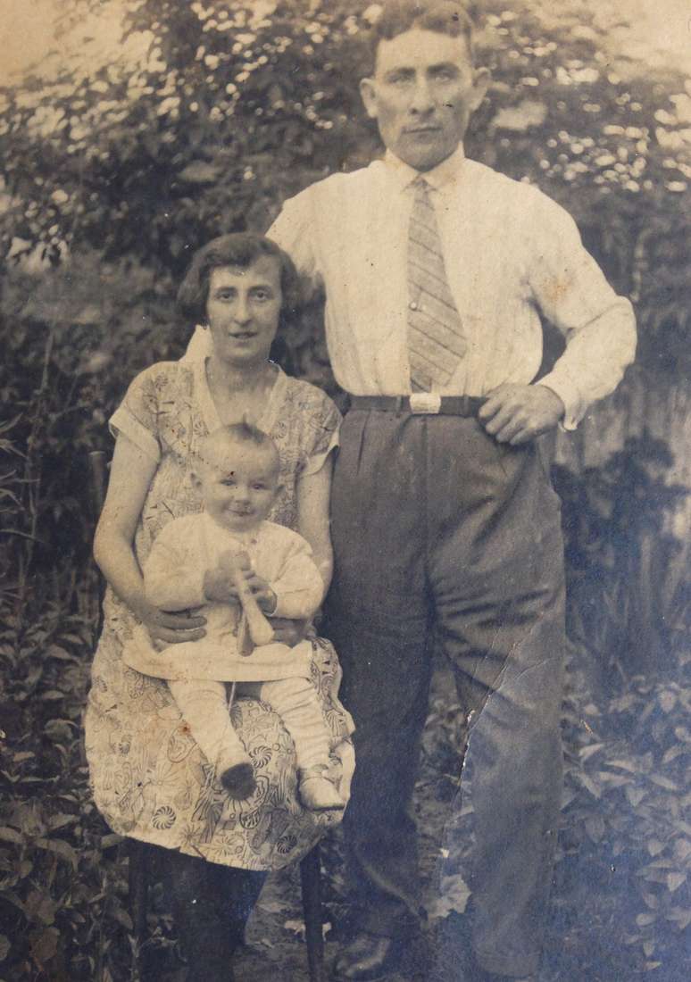 Aleksander no colo da mãe, Syma, e ao lado do pai, Jacob Laks: "filho único, e muito mimado"