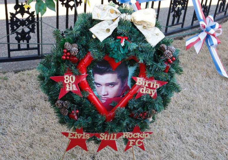 Homenagem ao astro Elvis Presley, que completaria 80 anos, deixada em seu túmulo na casa dele em Graceland, Memphis. 8/1/2015