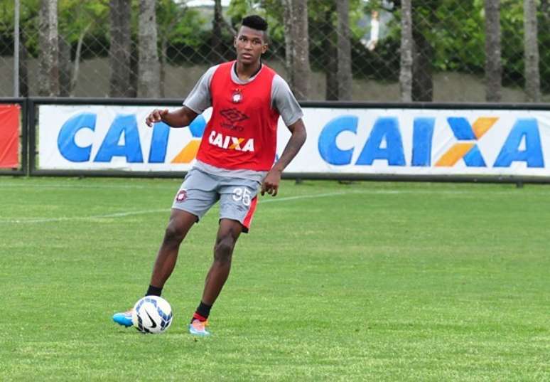 Douglas Coutinho, 20 anos, não teve contrato rescindido com Atlético-PR ainda