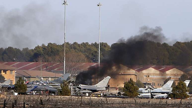 Fumaça é vista da base militar onde o avião que participava de um programa de formação de pilotos da aliança militar se acidentou