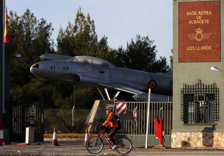 A queda do avião durante treinamento matou dois gregos e oito franceses