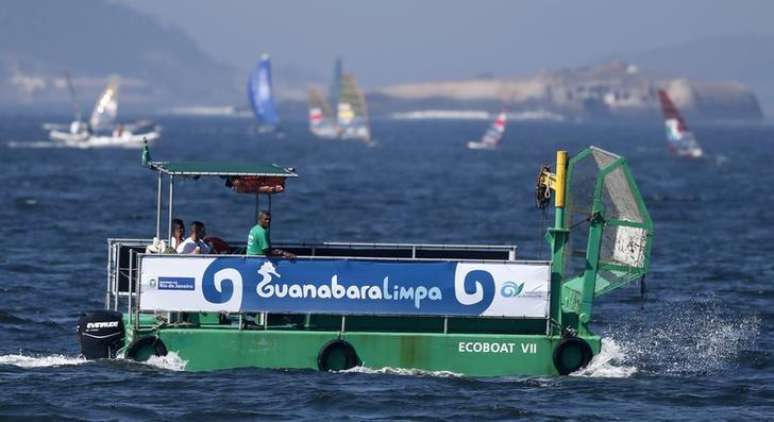 Barco de coleta de lixo durante evento-teste de vela na Ba&iacute;a de Guanabara