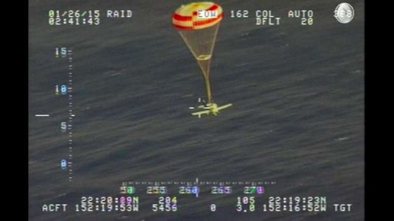 Após acionar um paraquedas conectado ao avião, o piloto conseguiu pousar no mar