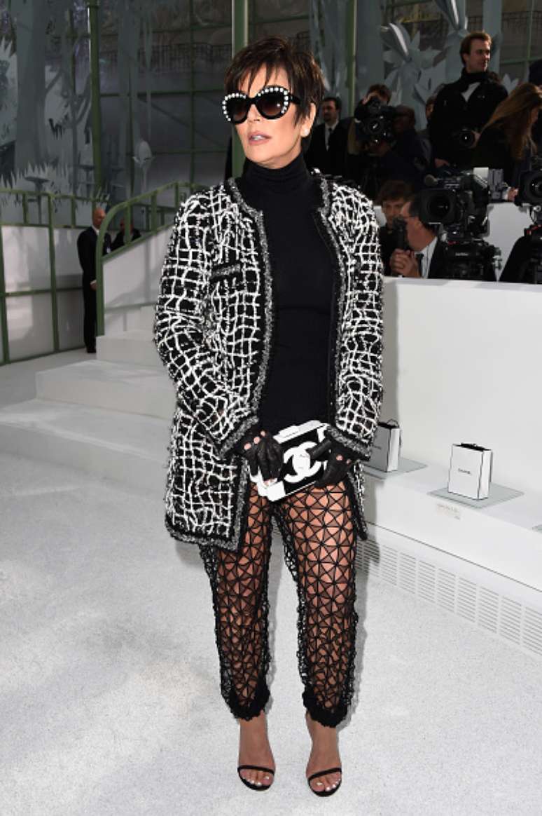 Com calça transparente, Kris Jenner foi prestigiar a apresentação da filha Kendall na passarela de Chanel