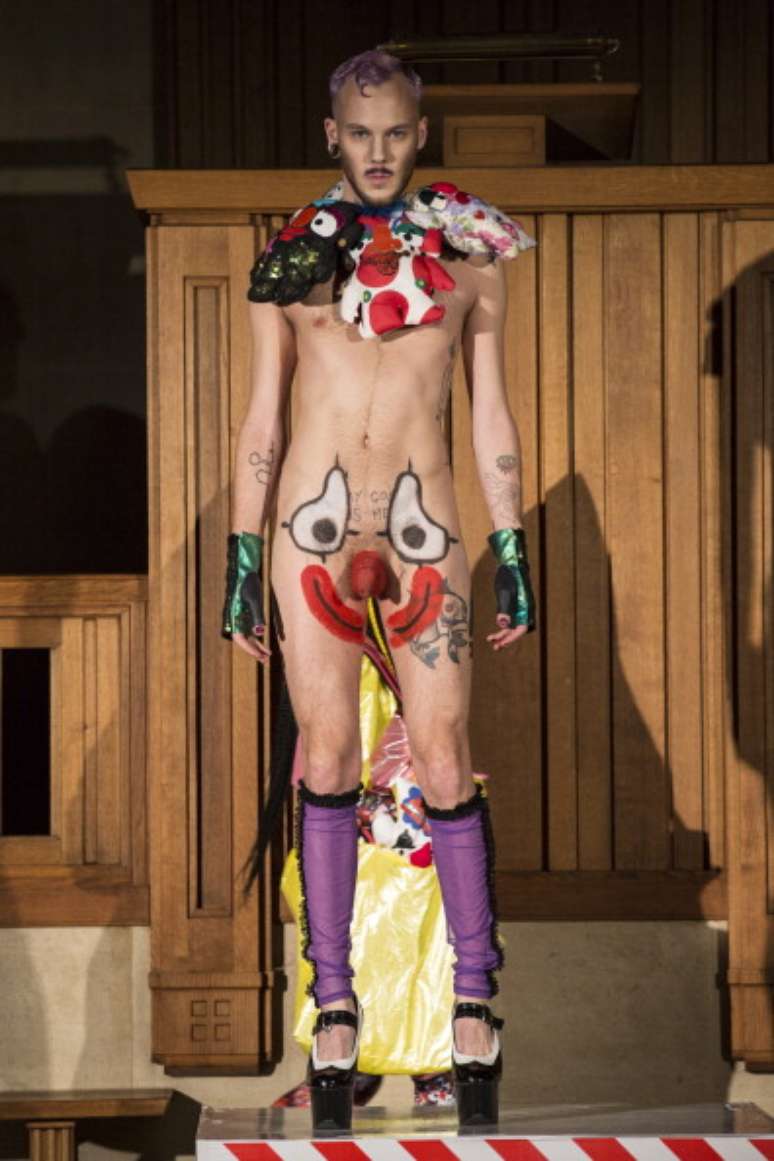 Em fevereiro do ano passado, a grife Bas Kosters brincou com o membro sexual masculino, pintando uma cara de palhaço em volta