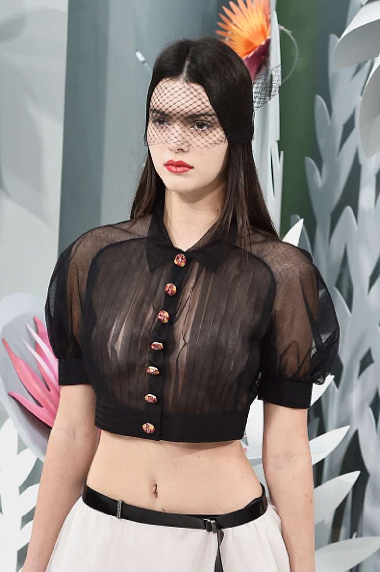 A blusinha curta e plissada, com manga curta bufante, deixava à vista os seios de Kendall Jenner