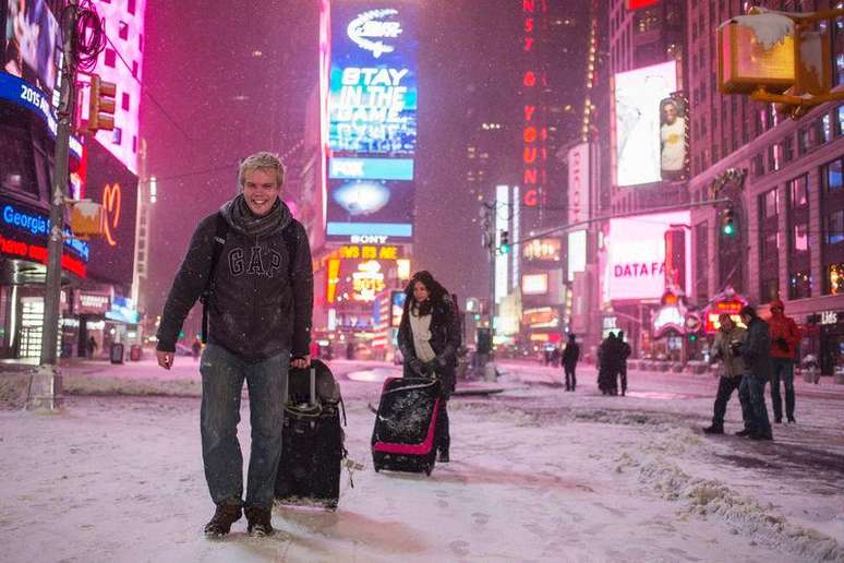 Turistas carregam bagagem na Times Square, sob neve, em Nova York. 27/01/2015