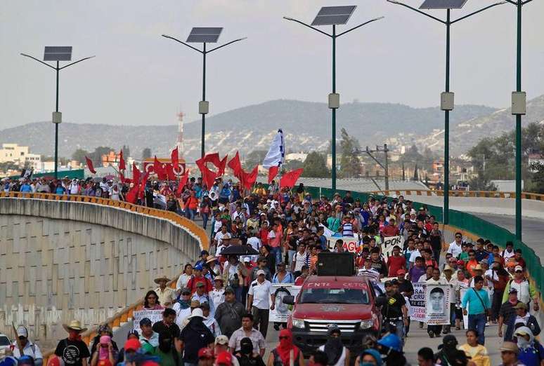 Manifestantes protestam por desaparecimento de 43 estudantes no México. 21/01/2015.