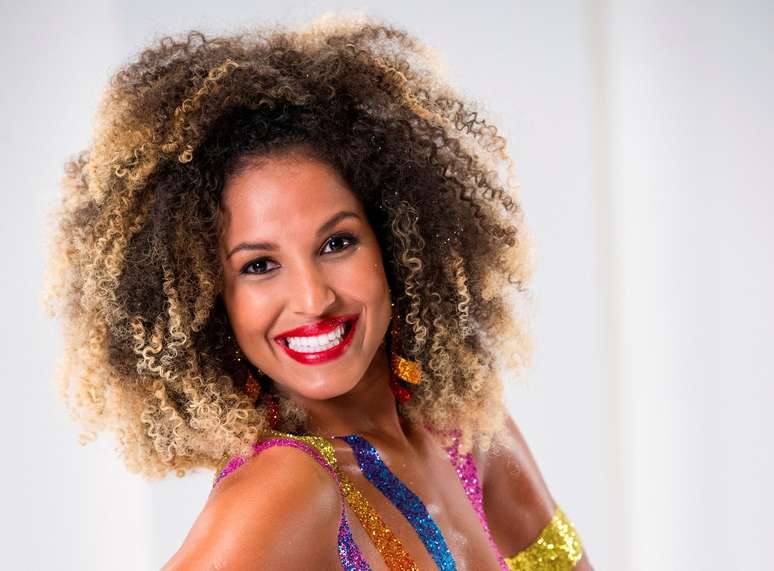 Para a gravação da vinheta, Erika deixou o cabelo solto estruturado e com bastante volume  