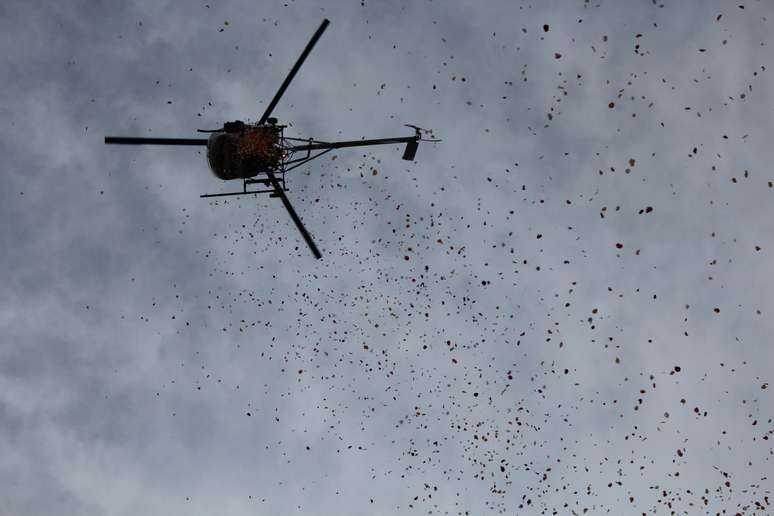 Helicóptero sobrevoou o ginásio e despejou pétalas de rosas ao chão