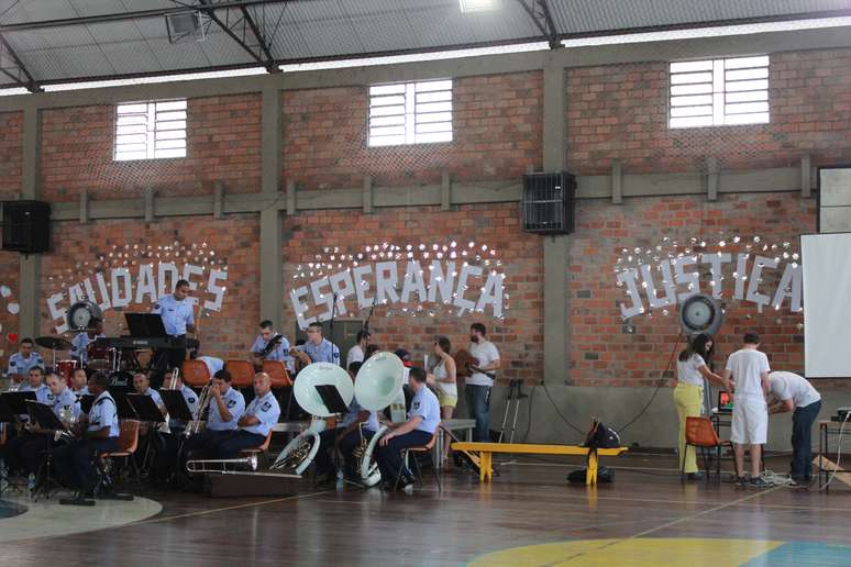 Dentro do ginásio, a banda da Força Aérea Brasileira e um grupo de violistas executaram músicas para homenagear os mortos no incêndio