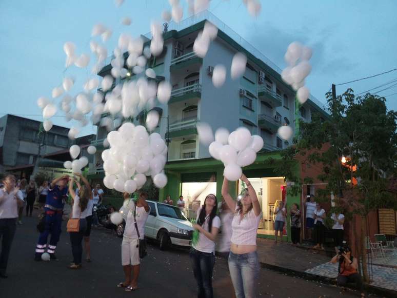 Balões brancos foram soltos no céu de Santa Maria, sob uma salva de palmas de pais, familiares e amigos dos homenageados