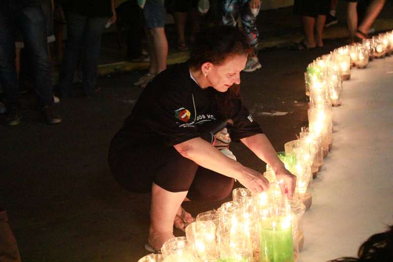 Foram acendidas centenas de velas para lembrar dos mortos naquele janeiro de 2013