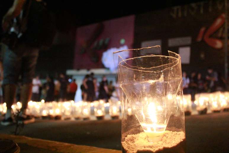 Velas foram colocadas em frente à boate