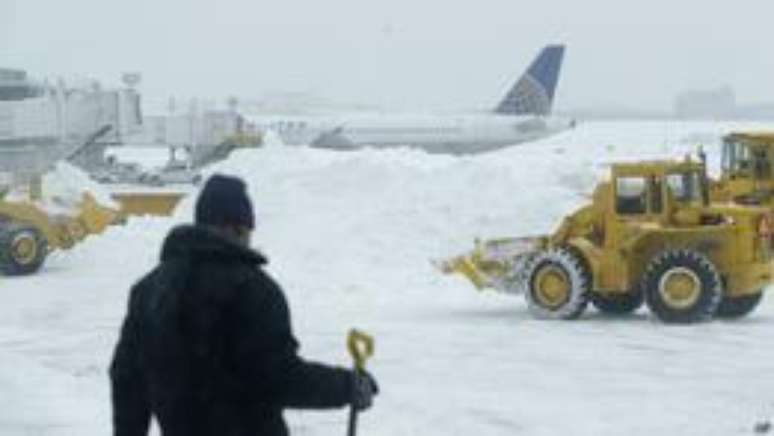 <p>Funcionários retiram neve da pista do aeroporto JFK</p>