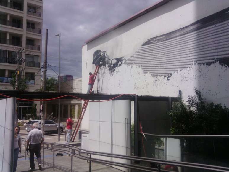 <p>Obra de arte foi removida com jatos de água no Sesc Pinheiros</p>