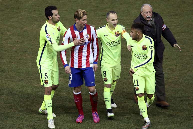 <p>Neymar discute com Fernando Torres&nbsp;em confus&atilde;o que terminou com a expuls&atilde;o de Gabi</p>