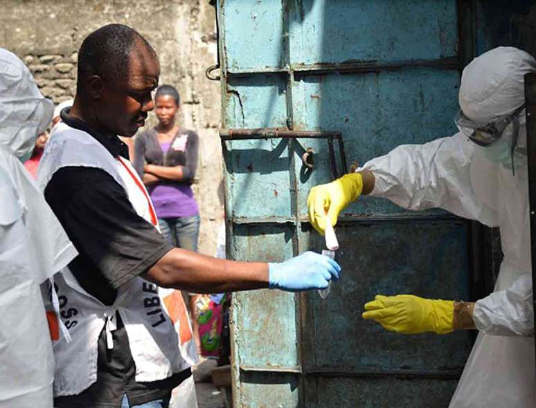 <p>Epidemia matou 8.810 pessoas em um total de 22.092 casos registrados, quase todos eles em Serra Leoa, Lib&eacute;ria e Guin&eacute;.</p>