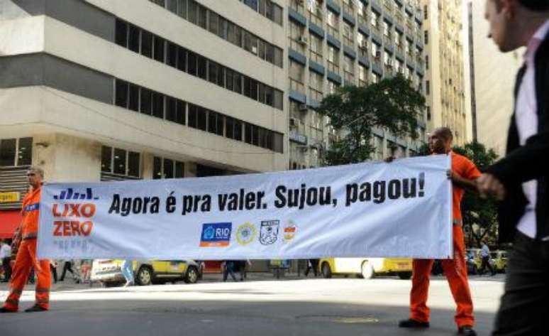 <p>No Rio de Janeiro, multa para quem é flagrado sujando a rua é aplicada desde 2013<br /> </p>