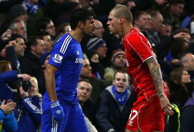 Diego Costa (esquerda), do Chelsea, discute com Martin Skrtel, do Liverpool, durante partida pela Copa da Liga Inglesa em Londres. 27/01/2015