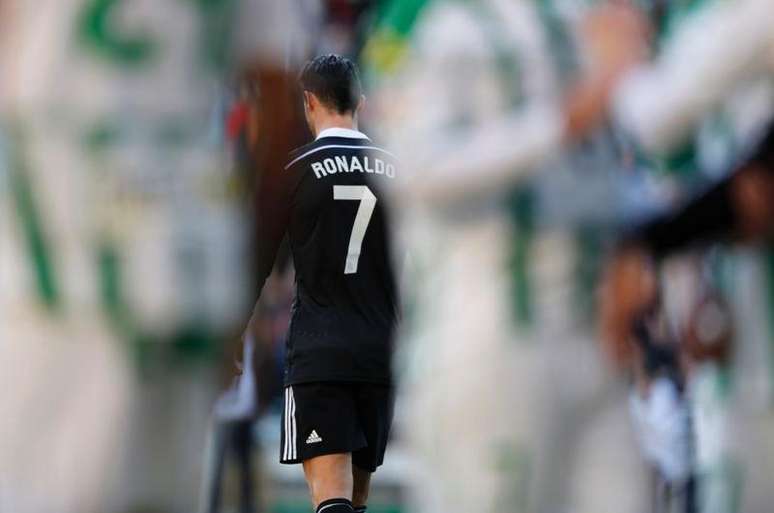 Cristiano Ronaldo, do Real Madrid, deixa o campo após ser expulso na partida contra o Córdoba fora de casa pelo Campeonato Espanhol.