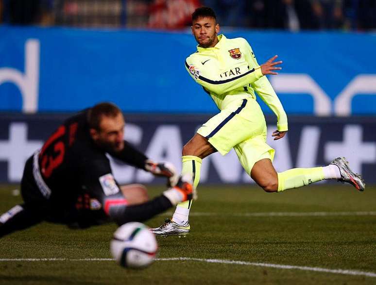 Neymar marca  contra o Atlético de Madri pelas quartas de final da Copa do Rei em Madri. 28/01/2015 REUTER/Sergio Perez.