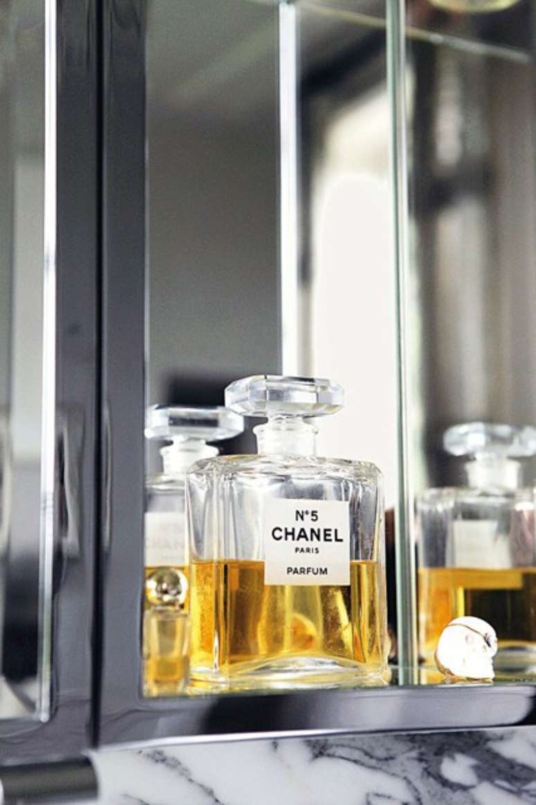 'Sempre uso Chanel No. 5 depois que tomo banho ou antes de ir para a cama. Se eu vou sair, coloco outras fragrâncias em cima'