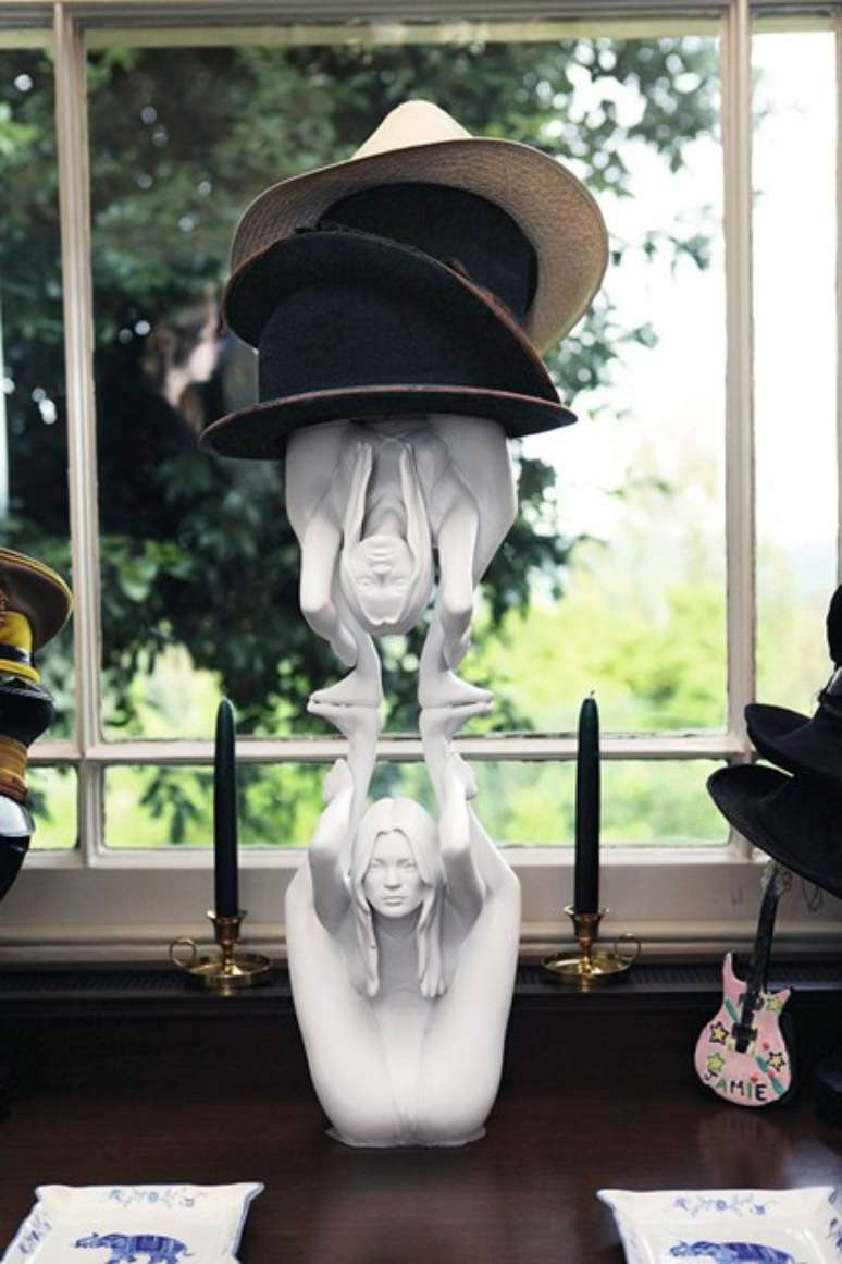 'Minha escultura Marc Quinn como um cabideiro no camarim do Jamie (Hince, seu marido)'