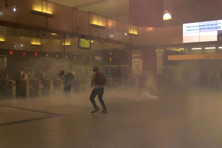 <p>Bombas de gás lacrimogêneo foram lançadas dentro da estação Faria Lima do metrô, no dia 27 de janeiro, para dispersar manifestantes que queriam pular as catracas</p>
