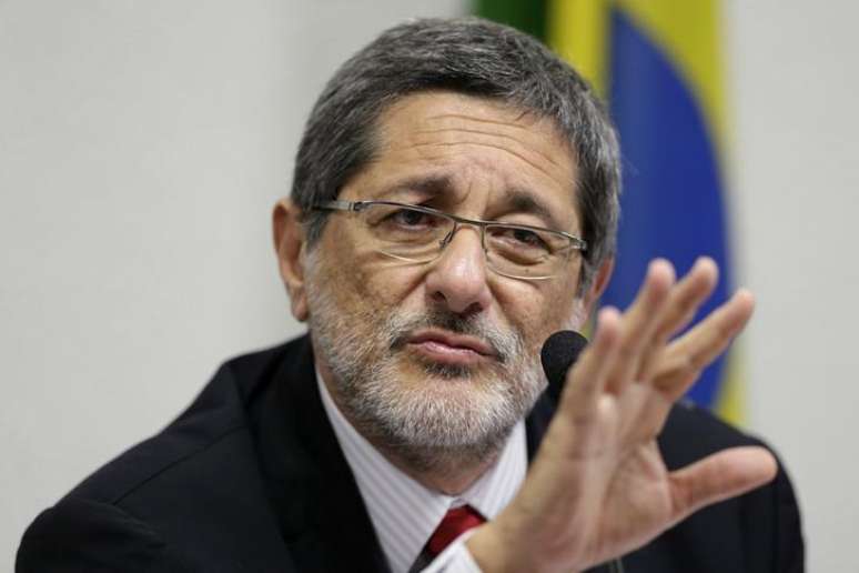 Ex-presidente da Petrobras José Sergio Gabrielli durante depoimento à CPI da Petrobras no Senado em Brasília. 20/05/2014