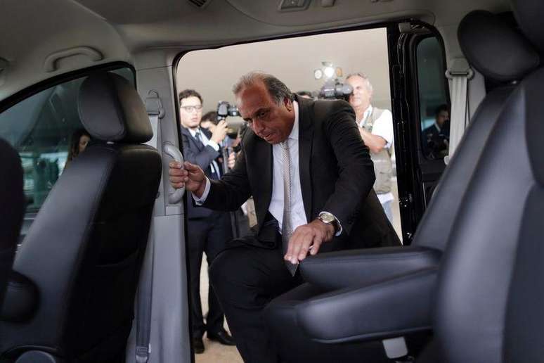 <p>Governador do Rio de Janeiro, Luiz Fernando Pezão, na saída do Palácio do Planalto após encontro com presidente Dilma Rousseff, em 28 de janeiro</p>