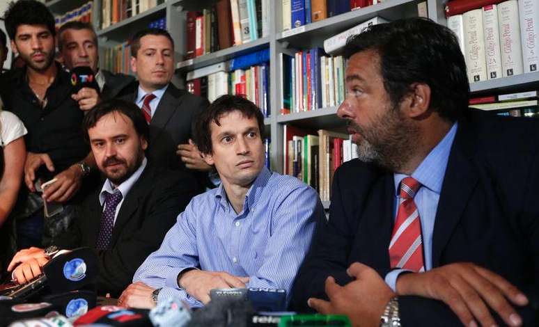 <p>Diego Lagomarsino (centro), ao lado de seus advogados, concede entrevista coletiva em Buenos Aires.</p>
