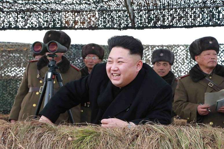 <p>L&iacute;der norte-coreano, Kim Jong Un,assiste a&nbsp;simula&ccedil;&atilde;o de&nbsp;um ataque contra um porta-avi&otilde;es americano</p>