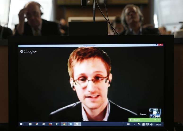 Edward Snowden visto em tela durante videoconferência com membros do Conselho Europeu